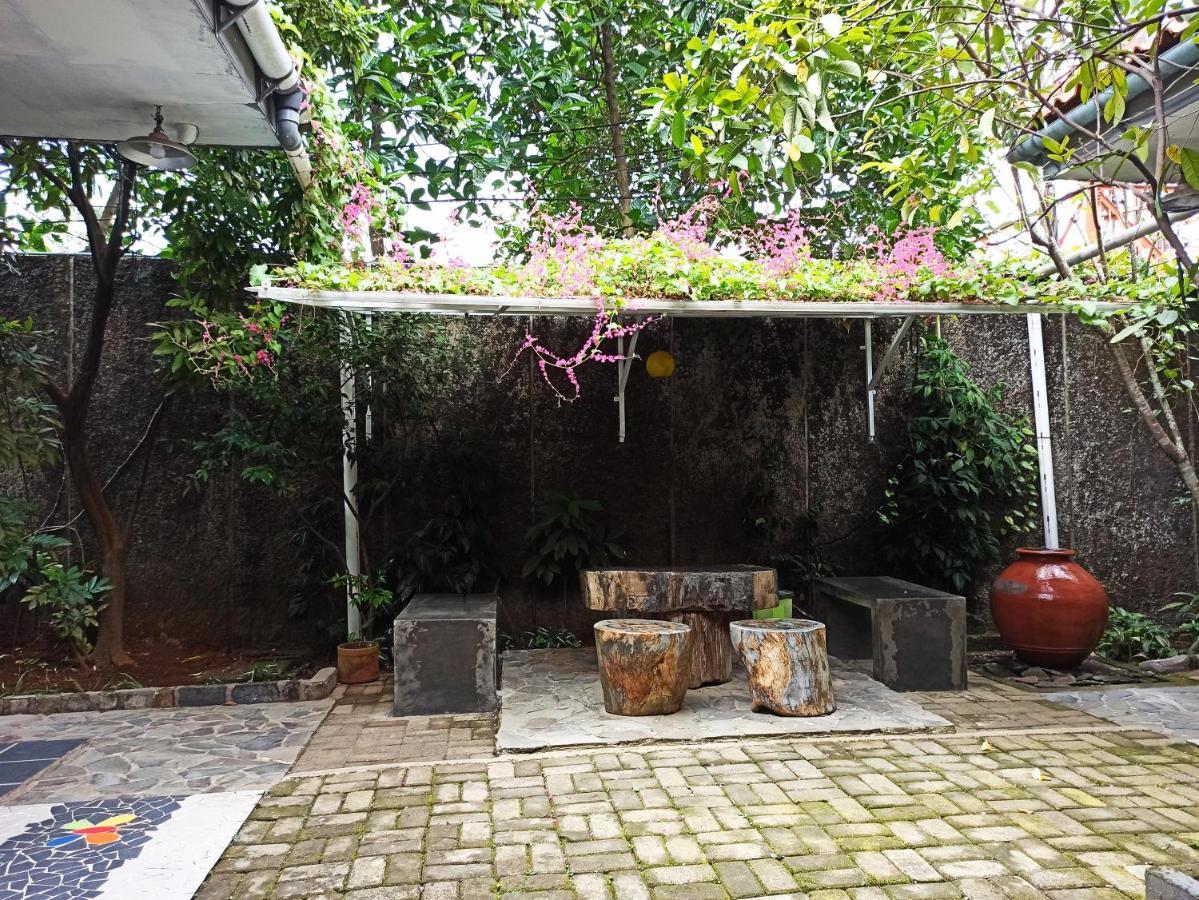 Jeng Tini Guest House Богор Экстерьер фото