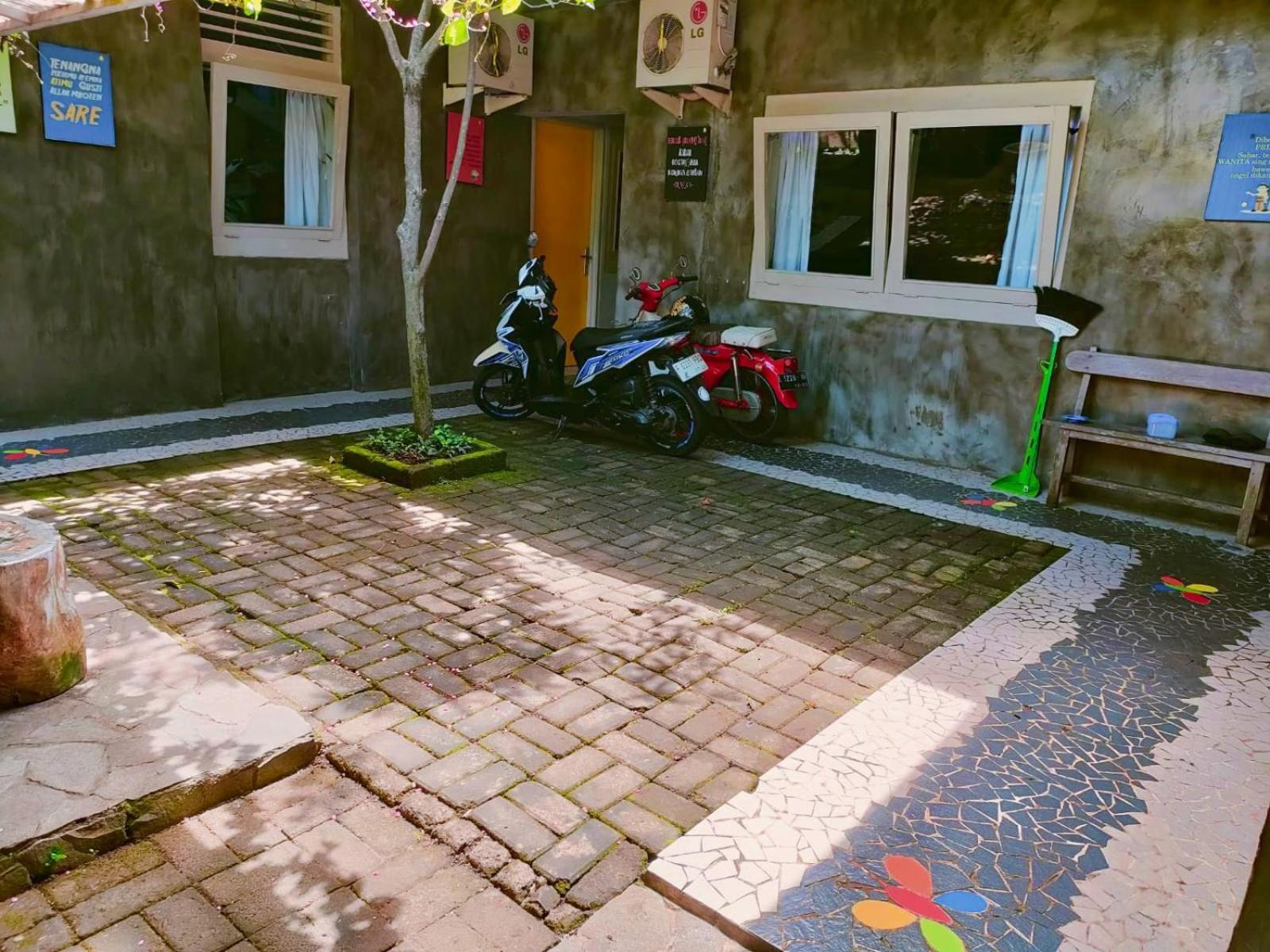Jeng Tini Guest House Богор Экстерьер фото